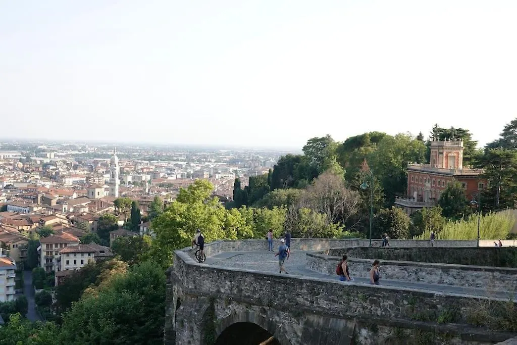 Apartament Luxury Charm Bergamo Centro 0*,